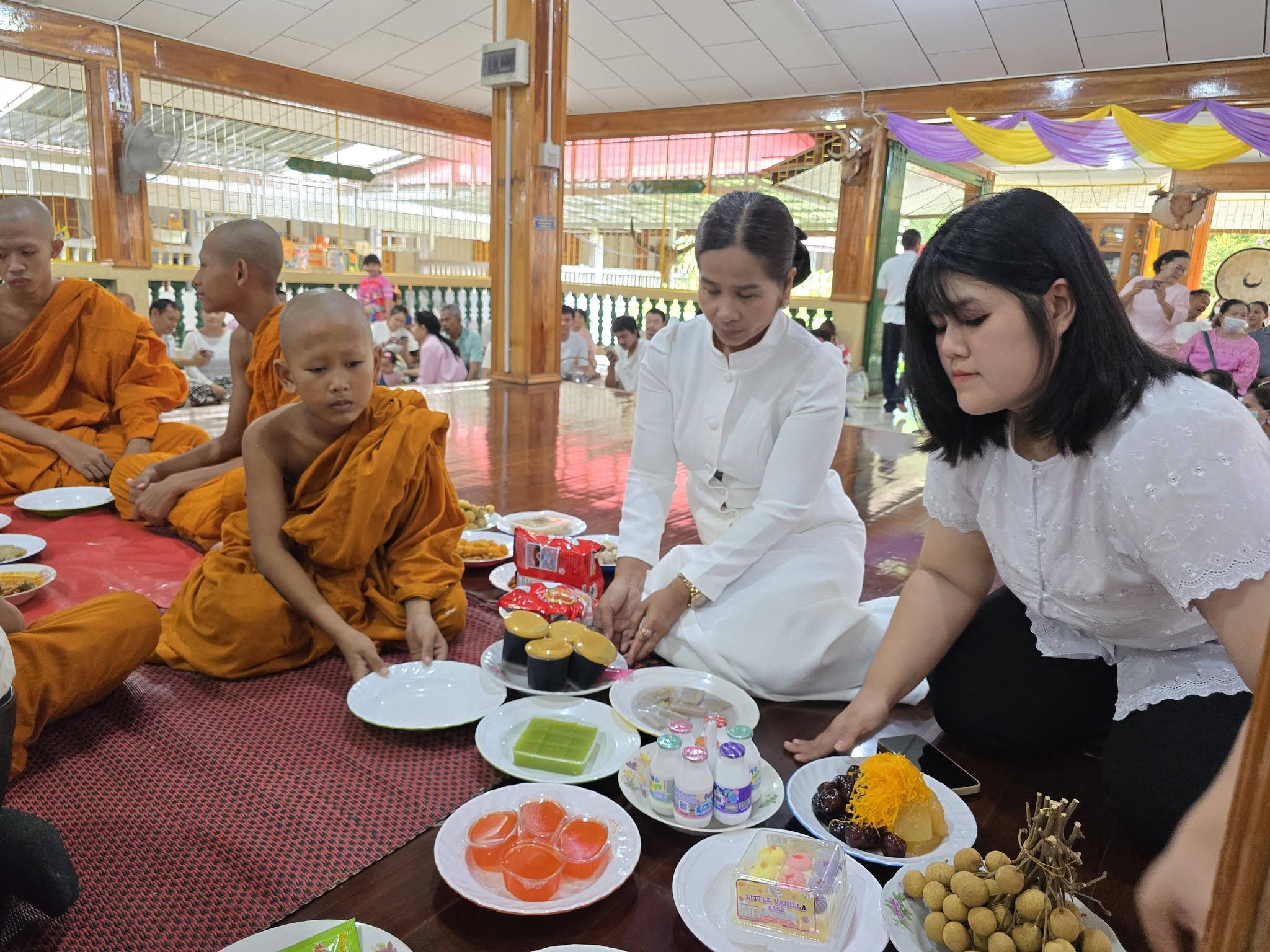 title -  ปฏิรูปที่ดินจังหวัดเพชรบุรี มอบหมายให้ นางสาวนงลักษณ์ เล็กน้อย เจ้าพนักงานธุรการชำนาญงาน พร้อมด้วย เจ้าหน้าที่ ส.ป.ก.เพชรบุรี ร่วมกิจกรรมสำคัญทางพระพุทธศาสนา (วันอาสาฬหบูชาและวันเข้าพรรษา) ประจำปี 2569